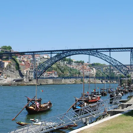 King Size Bed With Air Conditioning Near The & Free Street Parking *