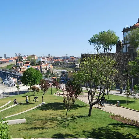 King Size Bed With Air Conditioning Near The & Free Street Parking Appartement *