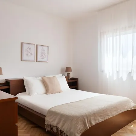 King Size Bed With Air Conditioning Near The & Free Street Parking