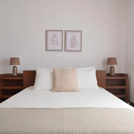 King Size Bed With Air Conditioning Near The & Free Street Parking Apartamento