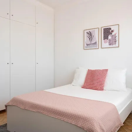 King Size Bed With Air Conditioning Near The & Free Street Parking Canidelo (Vila Nova de Gaia)