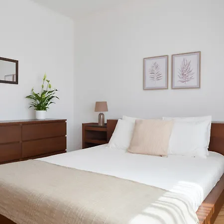 King Size Bed With Air Conditioning Near The & Free Street Parking