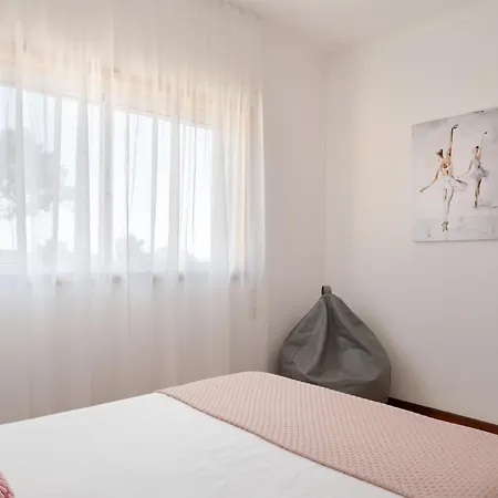 Apartment King Size Bed With Air Conditioning Near The & Free Street Parking