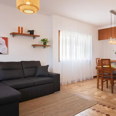 King Size Bed With Air Conditioning Near The & Free Street Parking *