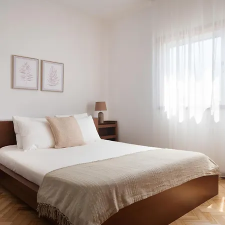 King Size Bed With Air Conditioning Near The & Free Street Parking Canidelo (Vila Nova de Gaia)