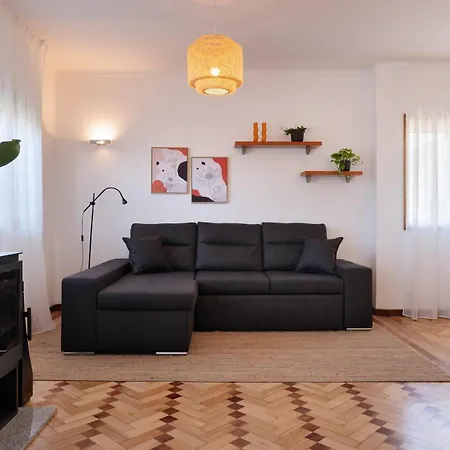 Apartment King Size Bed With Air Conditioning Near The & Free Street Parking