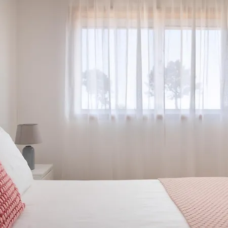 King Size Bed With Air Conditioning Near The & Free Street Parking Canidelo (Vila Nova de Gaia)
