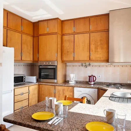 King Size Bed With Air Conditioning Near The & Free Street Parking Apartment