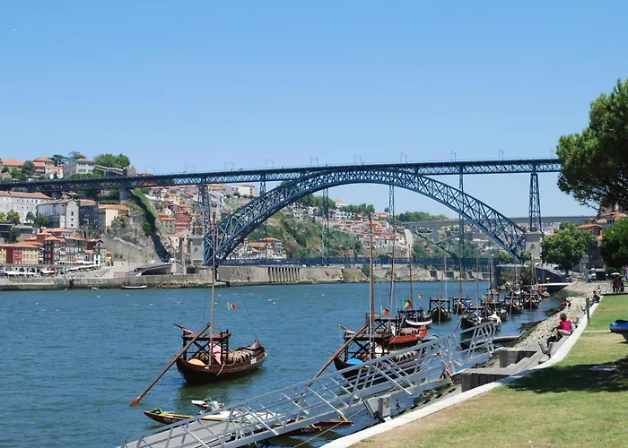 King Size Bed With Air Conditioning Near The & Free Street Parking *