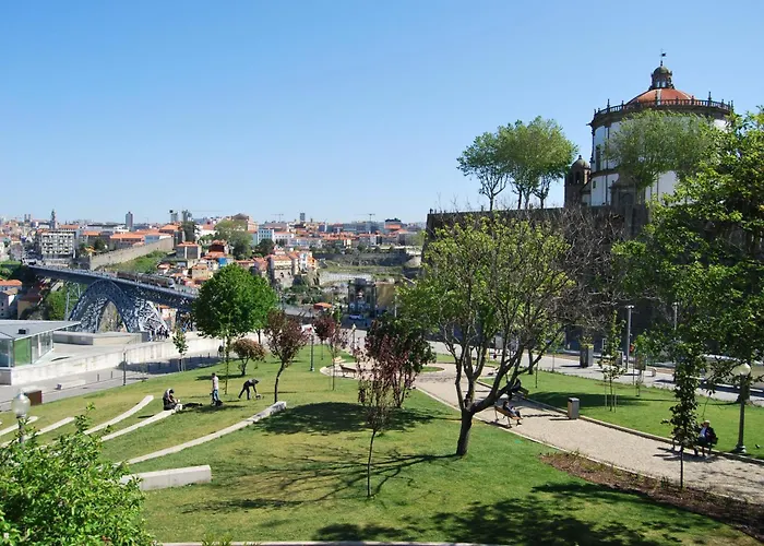 King Size Bed With Air Conditioning Near The & Free Street Parking Appartement *