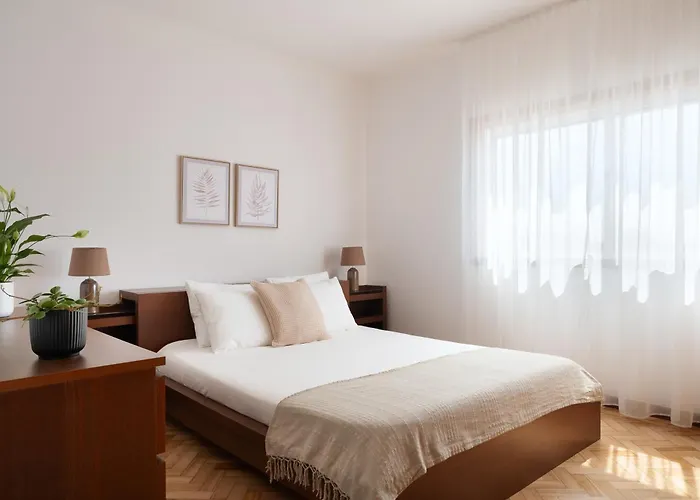 King Size Bed With Air Conditioning Near The & Free Street Parking