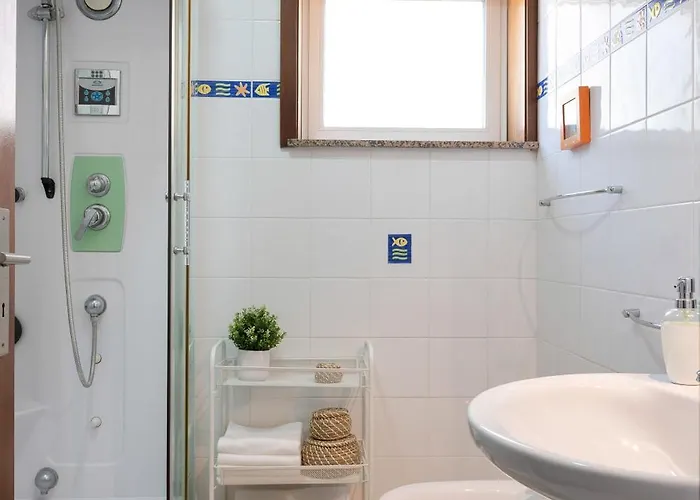 King Size Bed With Air Conditioning Near The & Free Street Parking Canidelo (Vila Nova de Gaia)