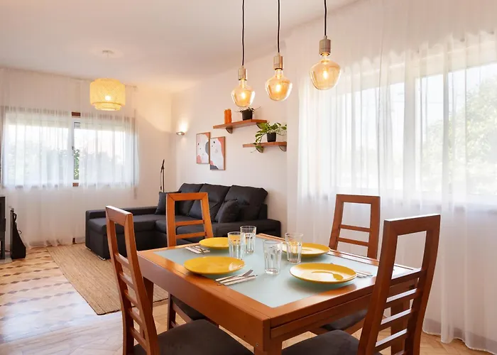 King Size Bed With Air Conditioning Near The & Free Street Parking