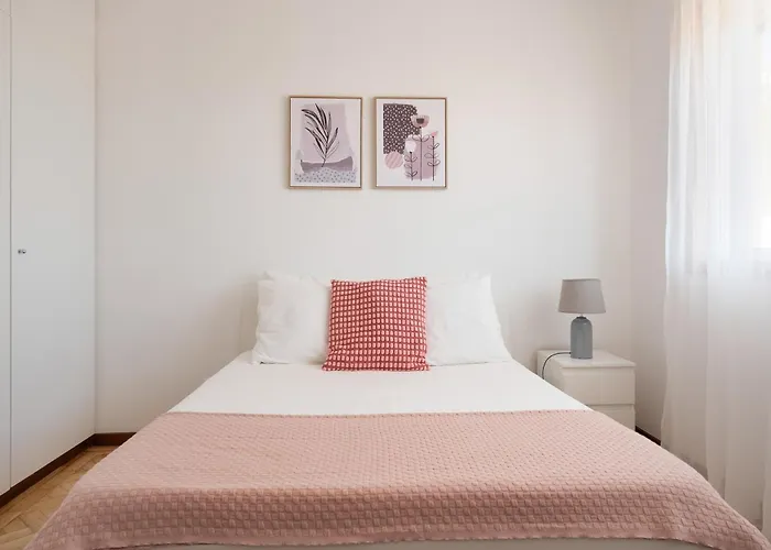 King Size Bed With Air Conditioning Near The & Free Street Parking * Canidelo (Vila Nova de Gaia)