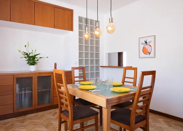 King Size Bed With Air Conditioning Near The & Free Street Parking *