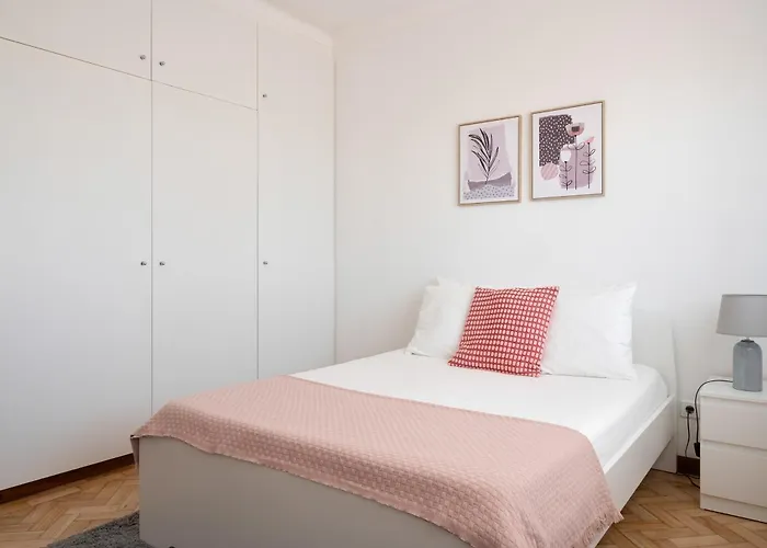 King Size Bed With Air Conditioning Near The & Free Street Parking Canidelo (Vila Nova de Gaia)