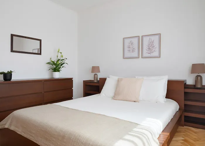 King Size Bed With Air Conditioning Near The & Free Street Parking