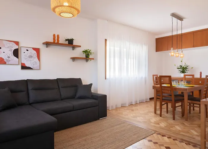 King Size Bed With Air Conditioning Near The & Free Street Parking *