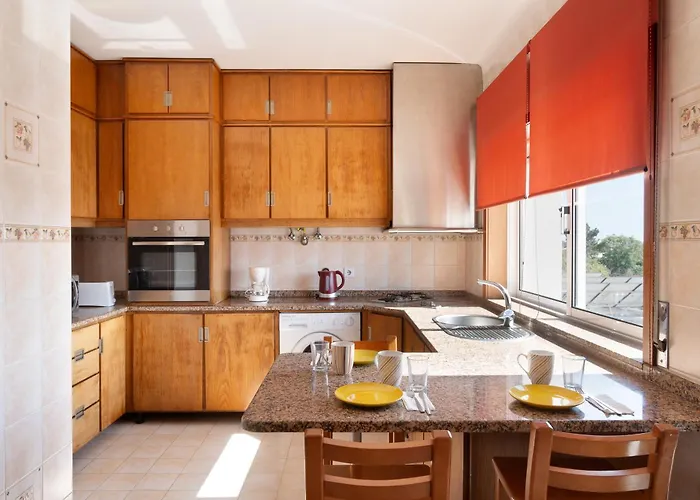 King Size Bed With Air Conditioning Near The & Free Street Parking