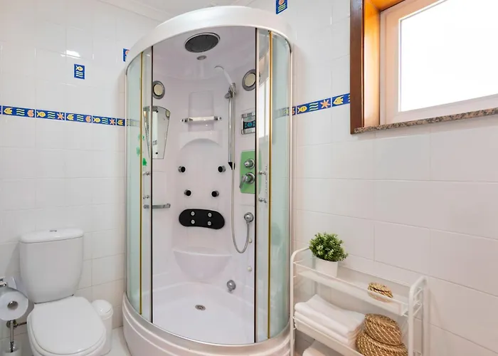 King Size Bed With Air Conditioning Near The & Free Street Parking דירה