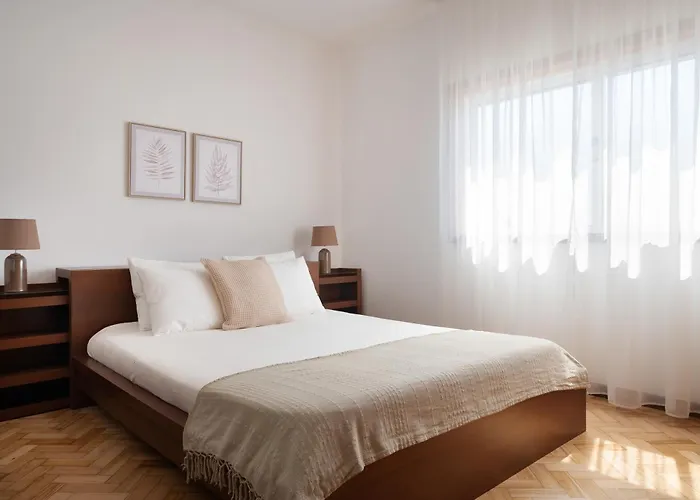 King Size Bed With Air Conditioning Near The & Free Street Parking Canidelo (Vila Nova de Gaia)