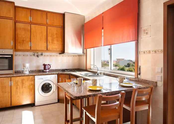 King Size Bed With Air Conditioning Near The & Free Street Parking