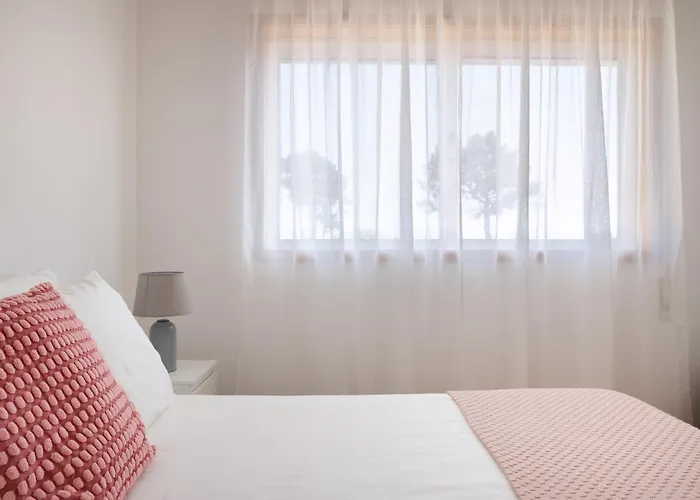 King Size Bed With Air Conditioning Near The & Free Street Parking Canidelo (Vila Nova de Gaia)