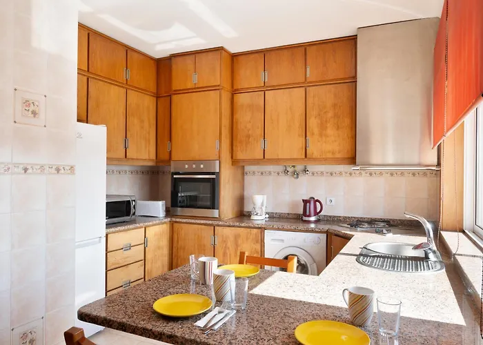 King Size Bed With Air Conditioning Near The & Free Street Parking דירה