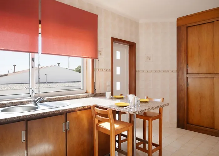 King Size Bed With Air Conditioning Near The & Free Street Parking *