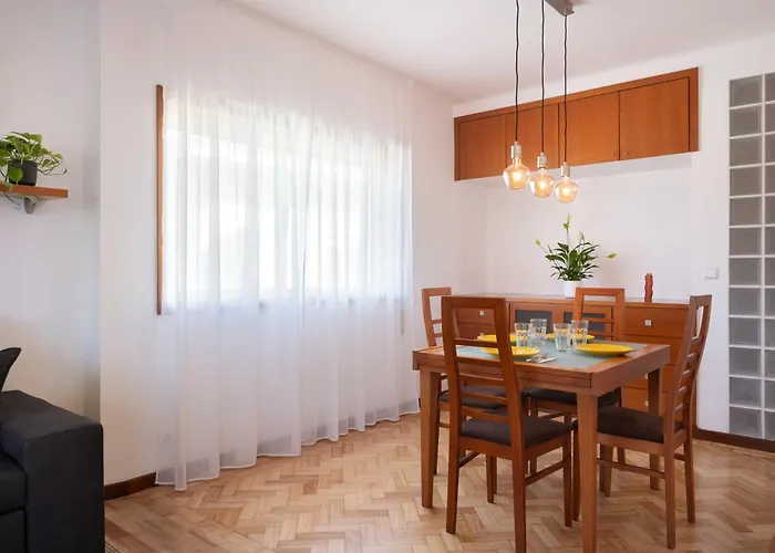 King Size Bed With Air Conditioning Near The & Free Street Parking *